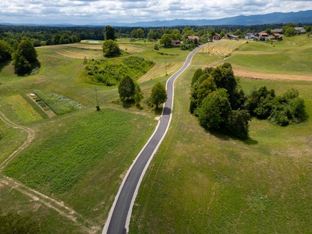 Preplastitev ceste Vinji Vrh_foto Uroš Novina